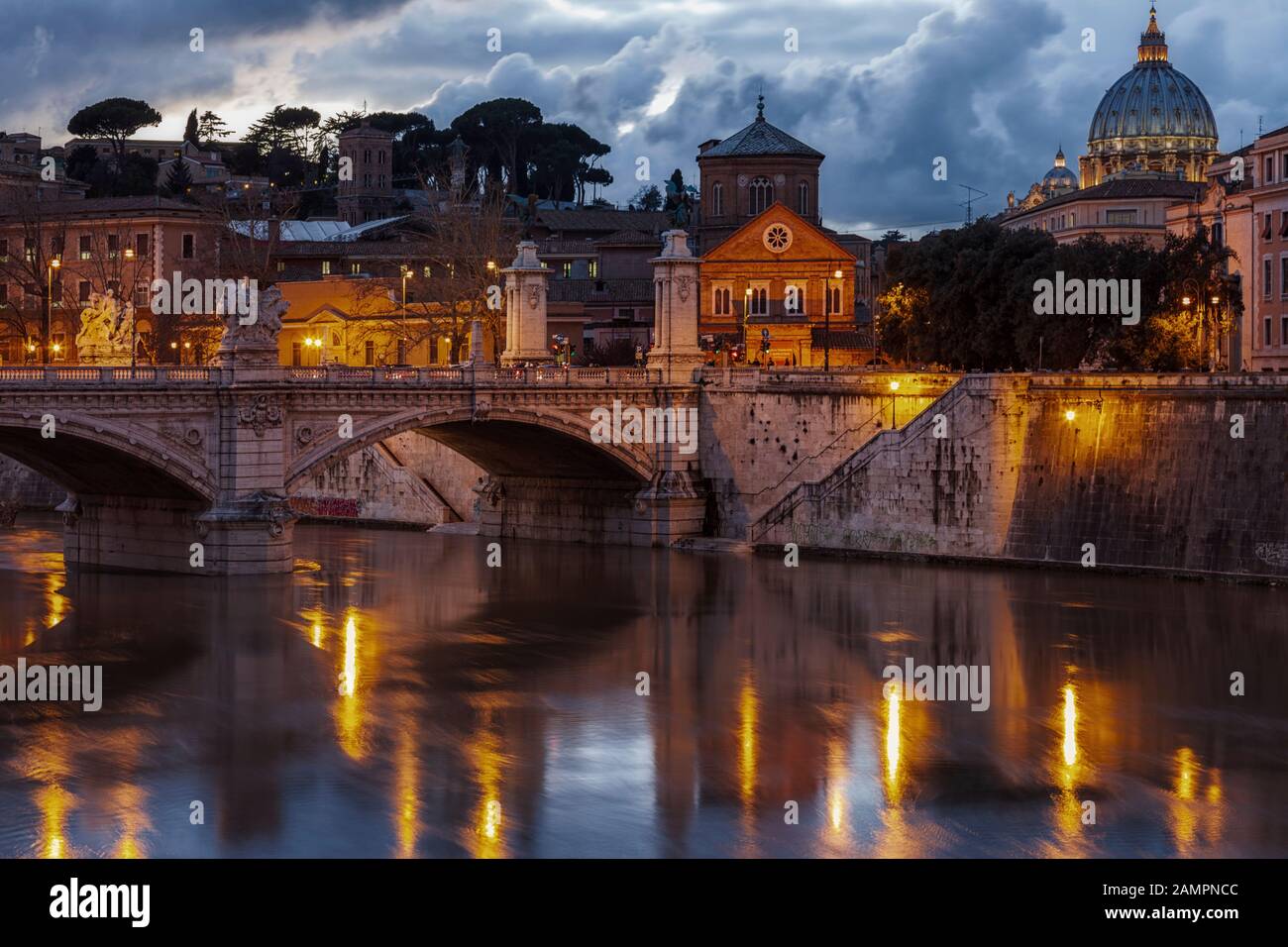 Nacht-Bild der Petersdom von der Ponte Sant Angelo und Fluss Tiber in Rom - Italien. Stockfoto