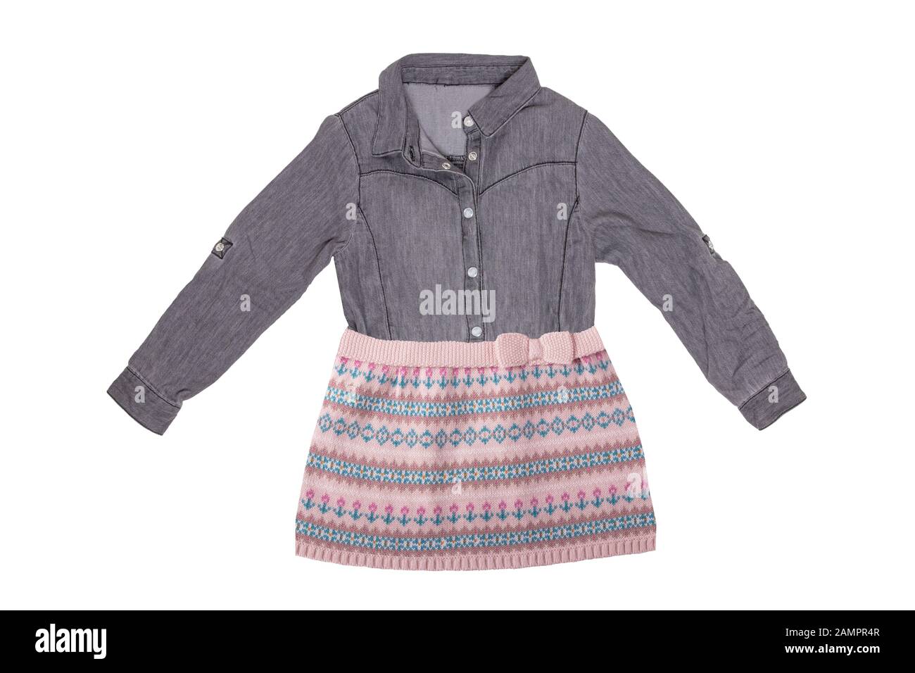 Kleidung für Kinder. Collage einer schönen grauen, sportlichen Bluse für Mädchen mit einem farbenfrohen, kurzen pinkfarbenen Rock, der auf weißem Hintergrund isoliert ist. Kinder spr Stockfoto