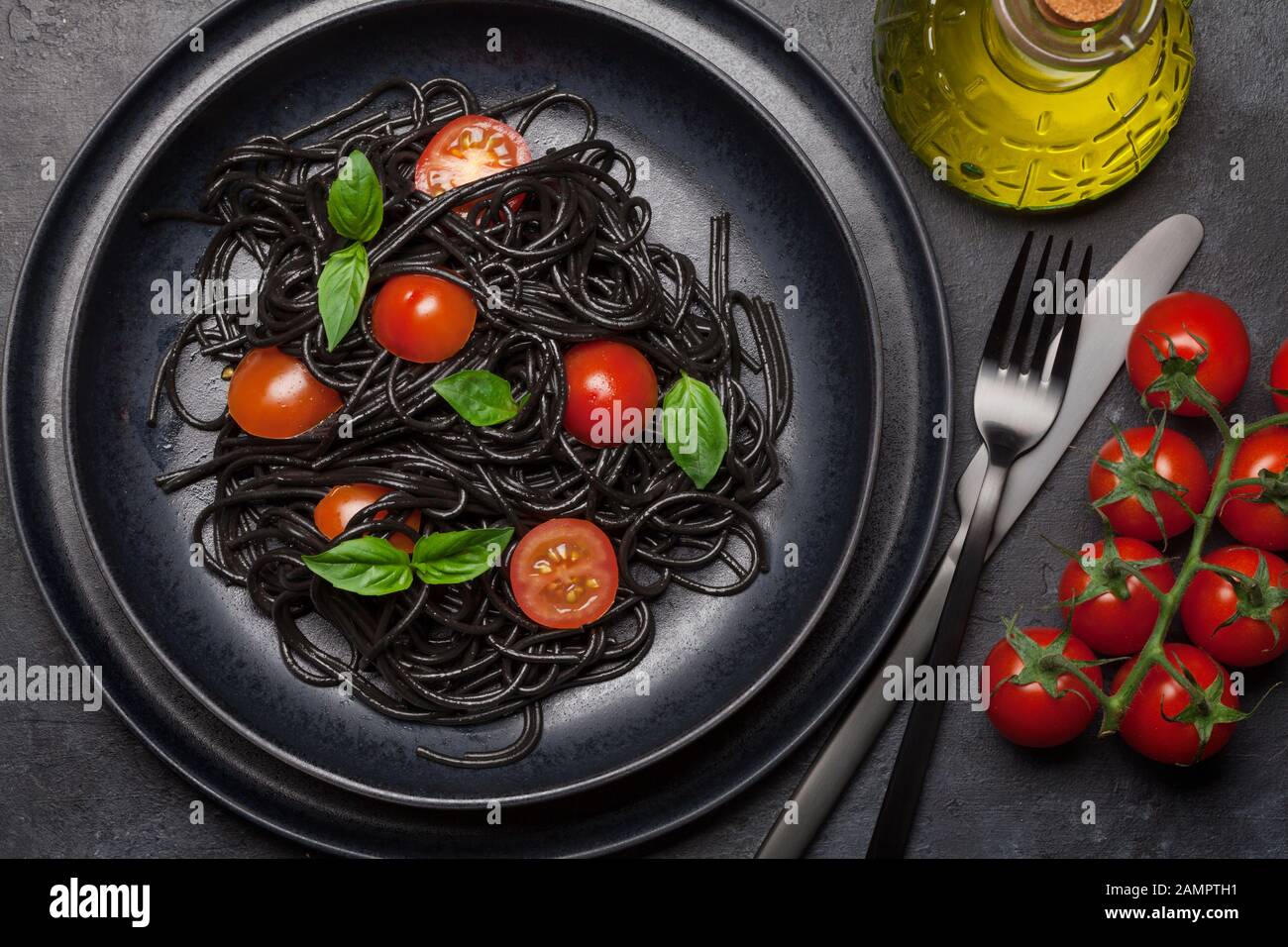 Black spaghetti -Fotos und -Bildmaterial in hoher Auflösung – Alamy