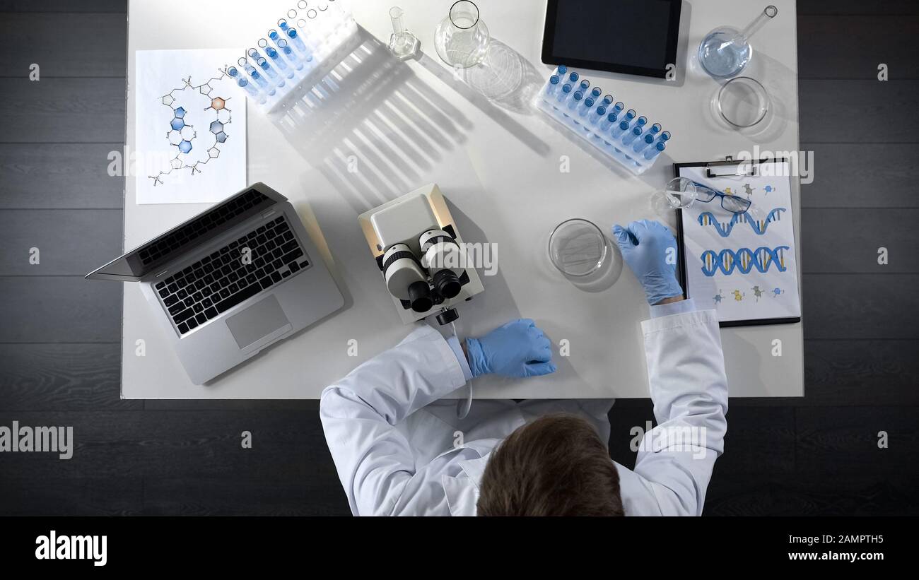 Student der Chemie, der wissenschaftliche Experimente durchführt, Laborforschung durchführt, topview Stockfoto