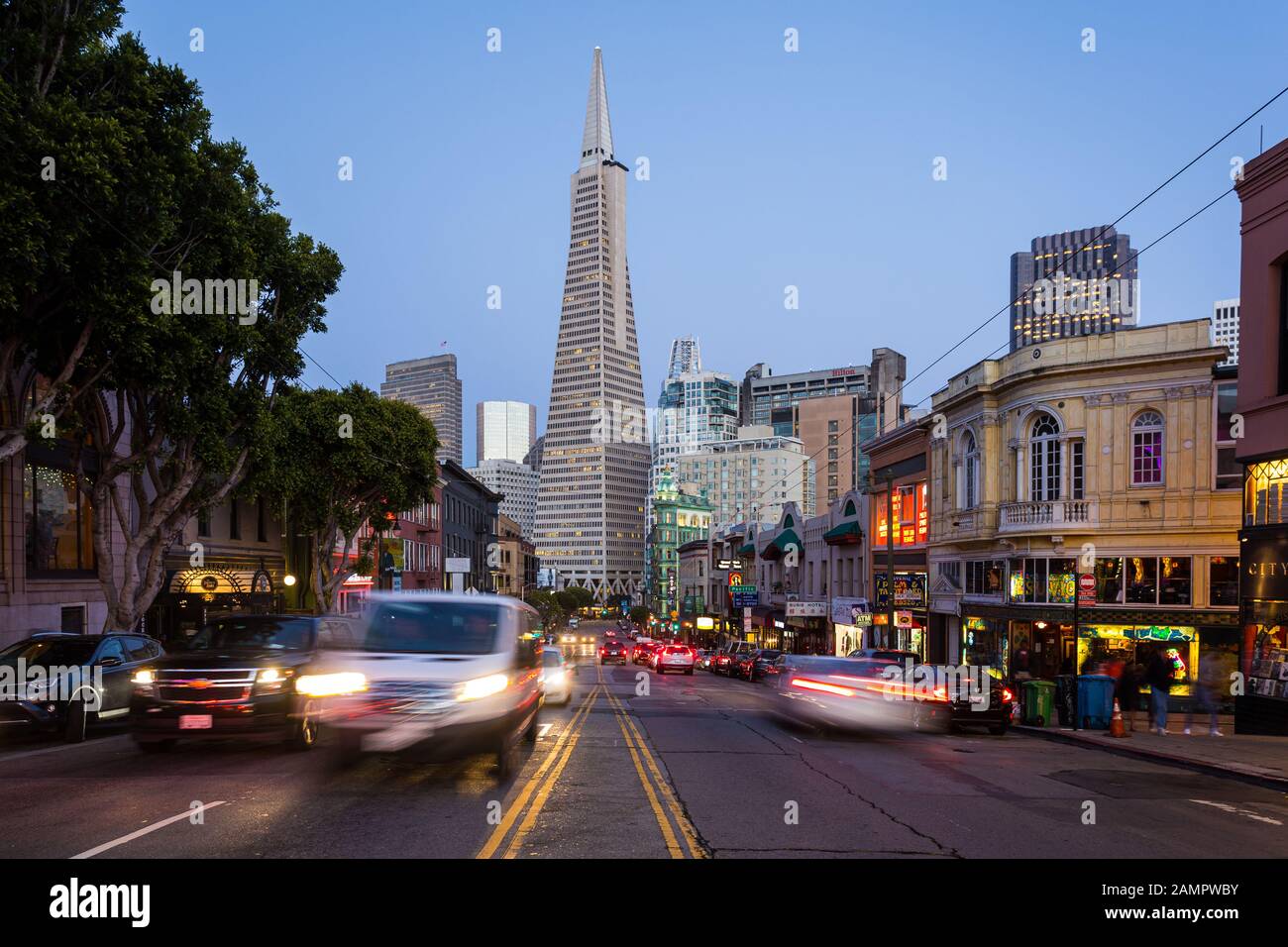 San Francisco - USA - 7. Juli 2019: Auto, mit verschwommener Bewegung aufgenommen, auf der Columbus Avenue im Stadtzentrum von San Francisco in Kalifornien fahren Stockfoto