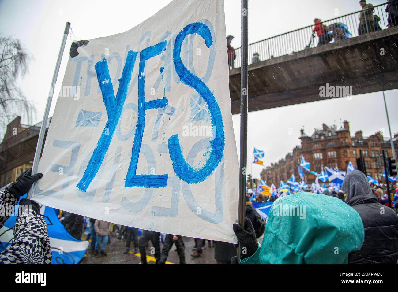 Glasgow, Großbritannien. Januar 2020. Ein Banner mit der Aufschrift YES, während des märz.80.000 Anhänger haben sich für die schottische Unabhängigkeit nach den Parlamentswahlen im Vereinigten Königreich und dem bevorstehenden Datum des 31. Januar, an dem Großbritannien die Europäische Union verlässt und Schottland gegen seinen Willen aus dem Land zieht, Infolgedessen hielt die Gruppe All Under One Banner einen notfallmarsch durch das Zentrum von Glasgow ab, um sowohl gegen die Londoner Herrschaft als auch gegen Brexit zu protestieren. Kredit: Stewart Kirby/SOPA Images/ZUMA Wire/Alamy Live News Stockfoto