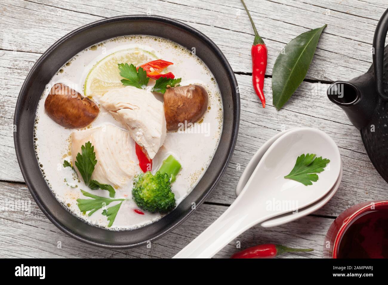 Tom Kha traditionelle thailändische Suppe mit Huhn, Pilzen, Kokosmilch und heißen Gewürzen. Draufsicht Stockfoto