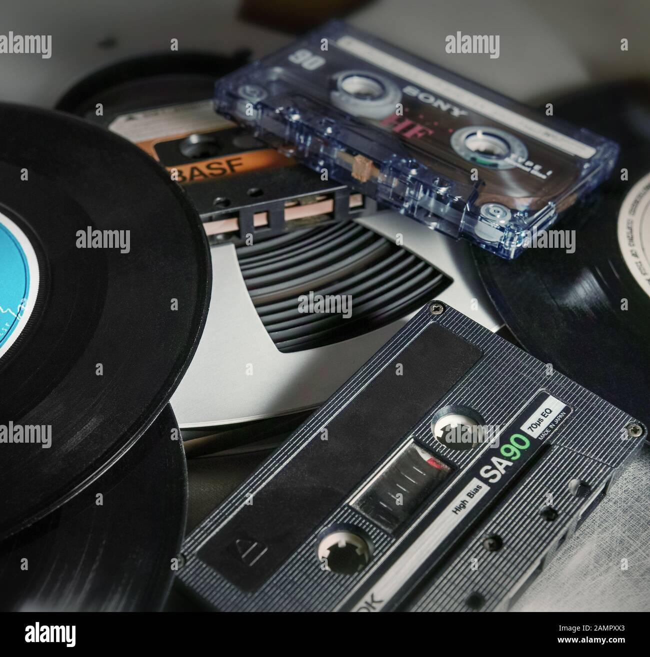 Close Up: Ein pro Band, Audiokassetten und 45 RPM Vinyls. Stockfoto