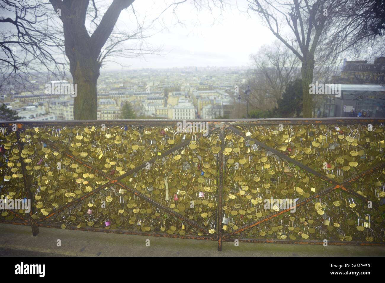 Liebe - Schlösser mit Blick auf Paris, pasakdek Stockfoto