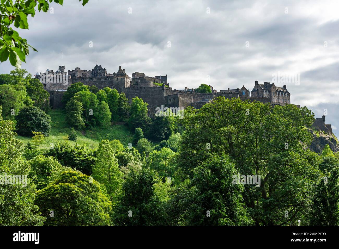 Schloss Edinburgh in Schottland unter einem dramatischen bewölkten Himmel. Stockfoto