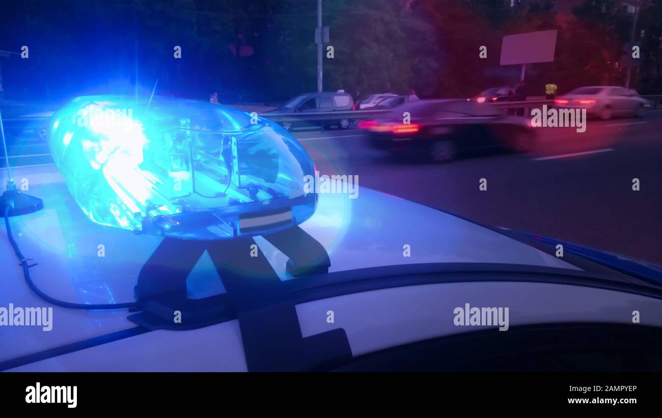 Blitzende Stroboskopleuchten im Nahbereich am Polizeiwagen, blauer Lichtbalken, Notsituation Stockfoto