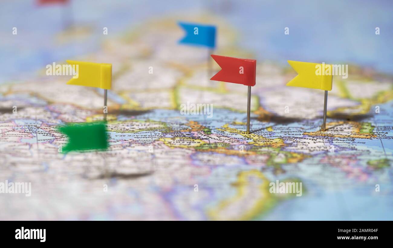 Welttournee mit Pins auf der Karte, Reisezielen, aktivem Lebensstil Stockfoto