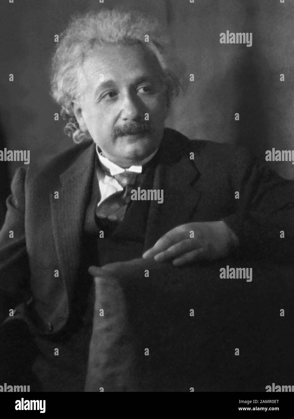 Albert Einstein (1879-1955) in einem 1931 erschienenen Porträt von Doris Ulmann. Stockfoto
