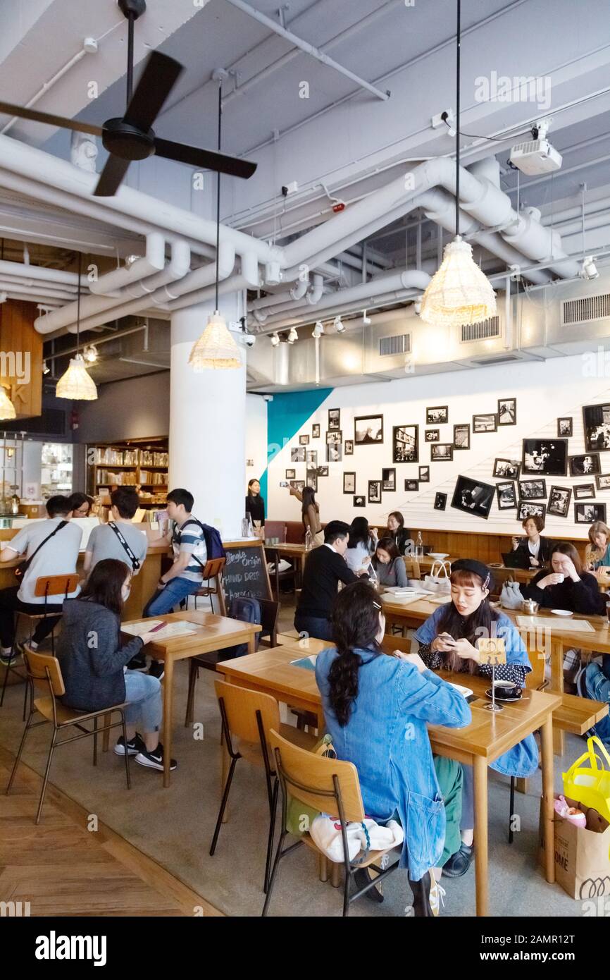 Kowloon Hong Kong Café - Leute, die Kaffee im Kubrick Café trinken, ein kleines Kaffeehaus und Buchladen, Yau Ma Tei, Kowloon Hong Kong Asia. Stockfoto