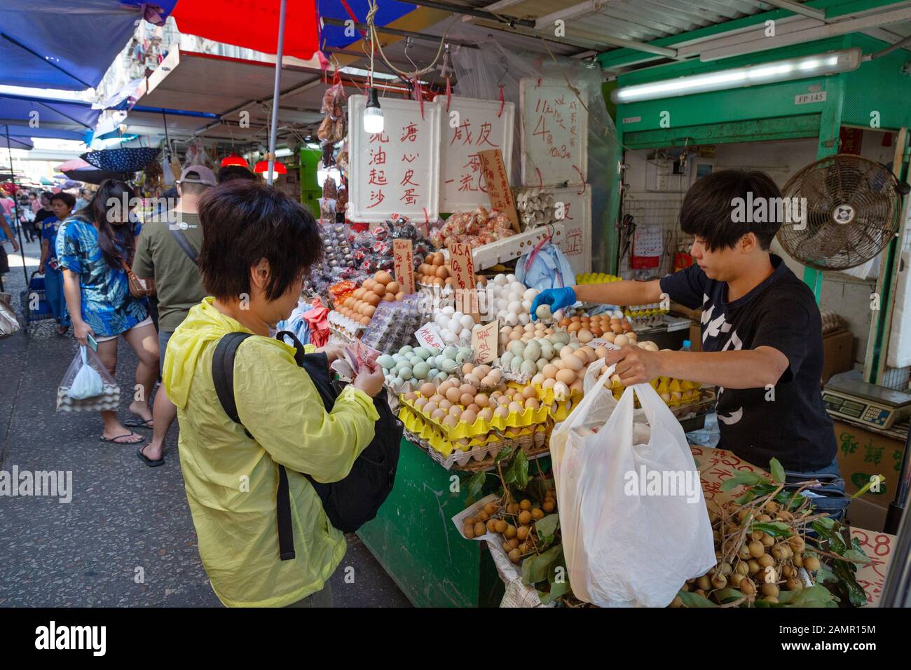 Asiatischer Lebensstil; Menschen, die Lebensmittel und Eier an einem Marktstand, Bowring Street, kowloon Hong Kong Asia kaufen Stockfoto