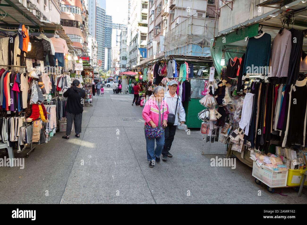 Einheimische kaufen auf dem Bowring Street Market, Kowloon, Hong Kong Asia - Beispiel für den Lebensstil Hongkongs Stockfoto