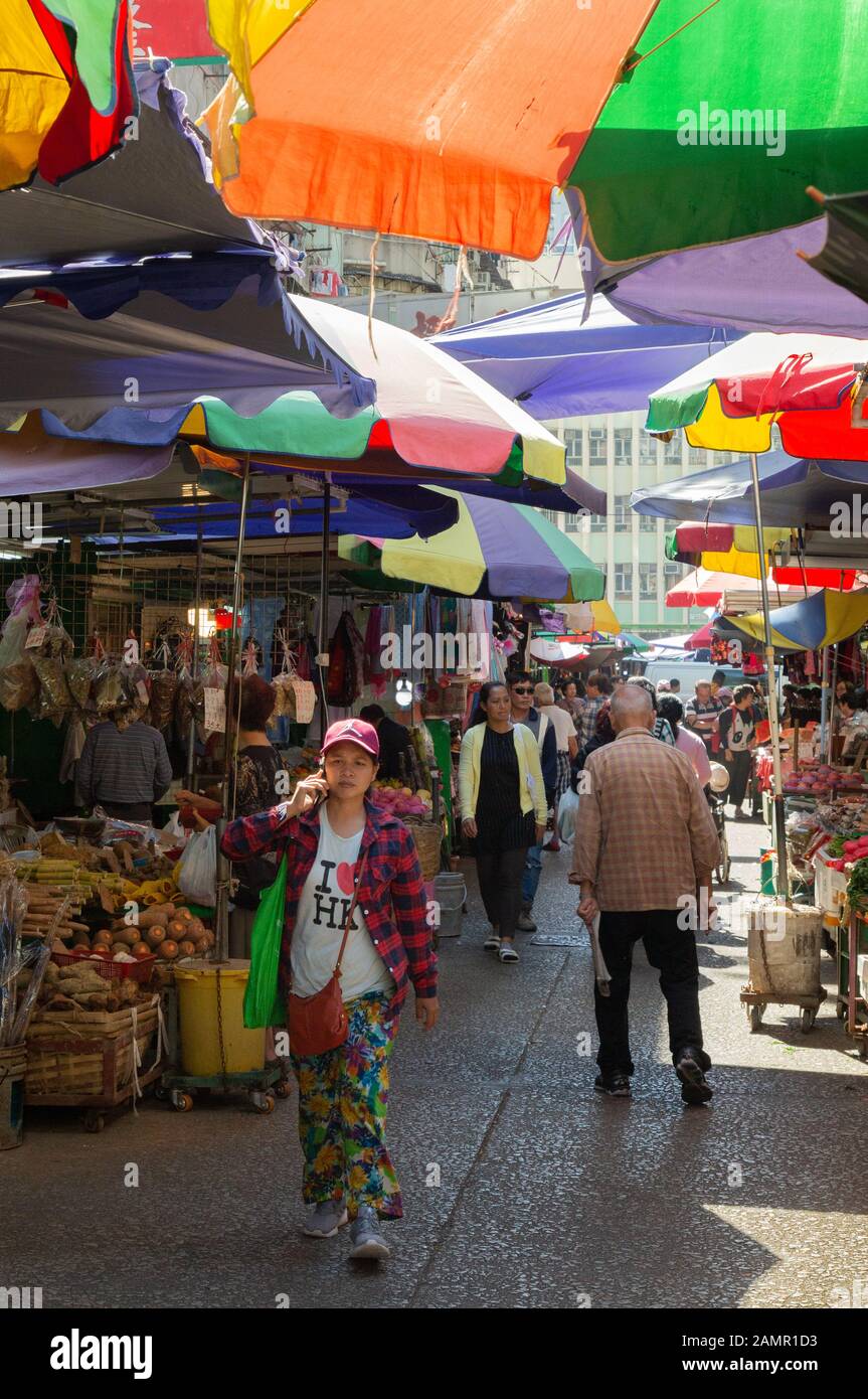 Kowloon Hongkong Asien - Menschen auf dem Straßenmarkt, Bowring Street, Kowloon Hongkong Asien, Beispiel für asiatischen Lebensstil Stockfoto