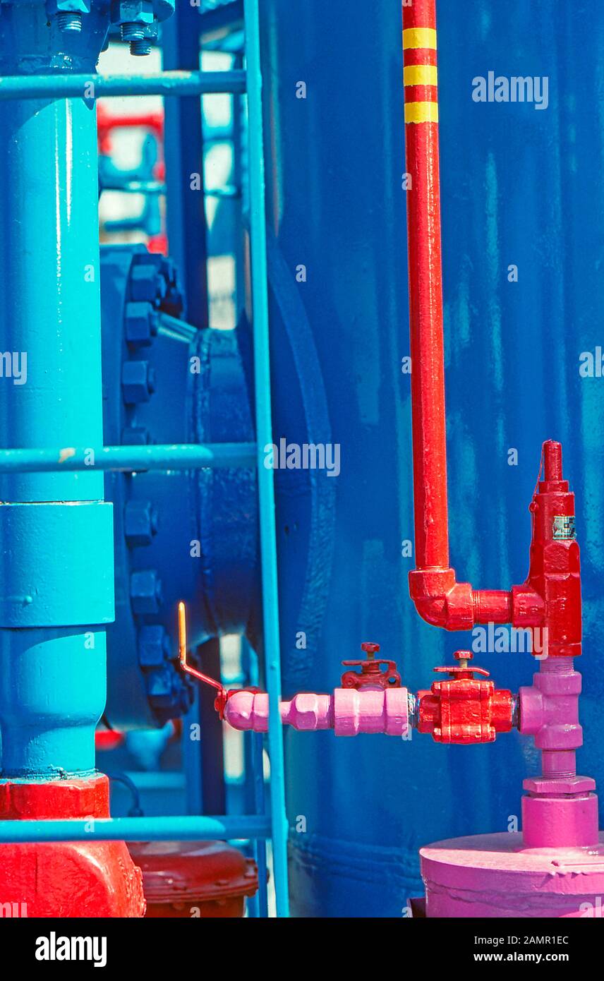 Bunte Ventile und Rohre in einer Öl- und Gas- oder Chemieproduktionsanlage Stockfoto