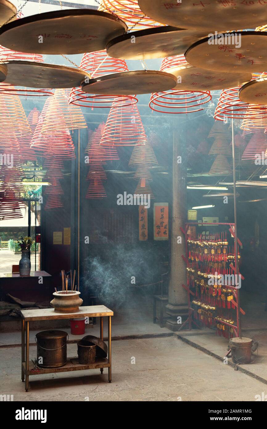 Chines Culture - Räucherstäbchen brennen, um eine rauchige Atmosphäre im Tin Hau Tempel zur chinesischen Meeresgottheit Tin Hau, Kowloon Hong Kong Asia zu erzeugen Stockfoto