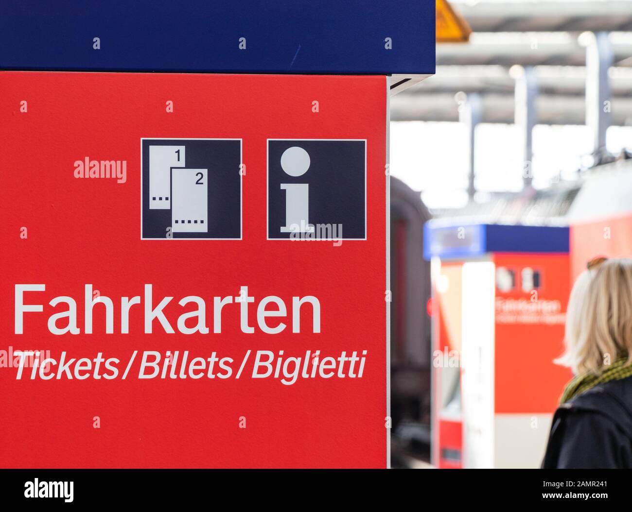 München, Deutschland - 06. April 2019: Automaten für Zugtickets am Münchner Hauptbahnhof oder am Münchner Hauptbahnhof, die sowohl vom nationalen als auch vom nationalen Hauptbahnhof bedient werden Stockfoto
