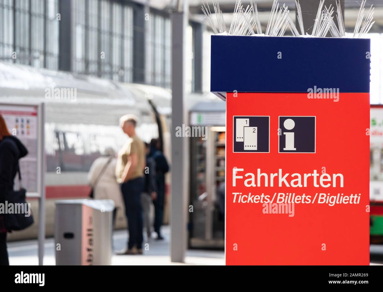 München, Deutschland - 06. April 2019: Automaten für Zugtickets am Münchner Hauptbahnhof oder am Münchner Hauptbahnhof, die sowohl vom nationalen als auch vom nationalen Hauptbahnhof bedient werden Stockfoto