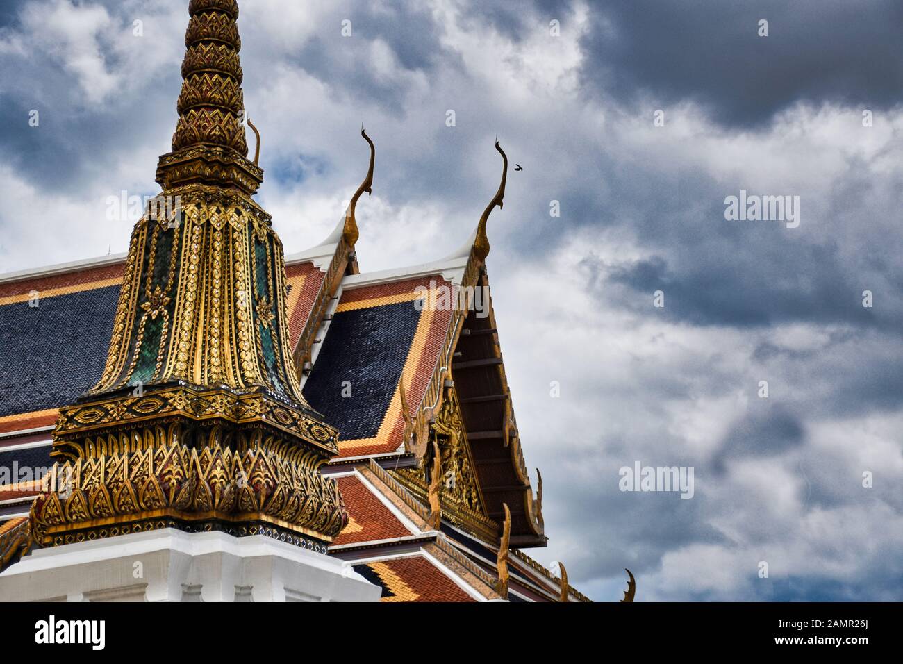 Merkmale der traditionellen thailändischen Architektur, die von Künstlern geschaffen wurde, die ihre Vorstellungskraft in die Wirklichkeit verwandeln. Detaillierte, goldene, steil abfallende Ziegeldächer, Stockfoto