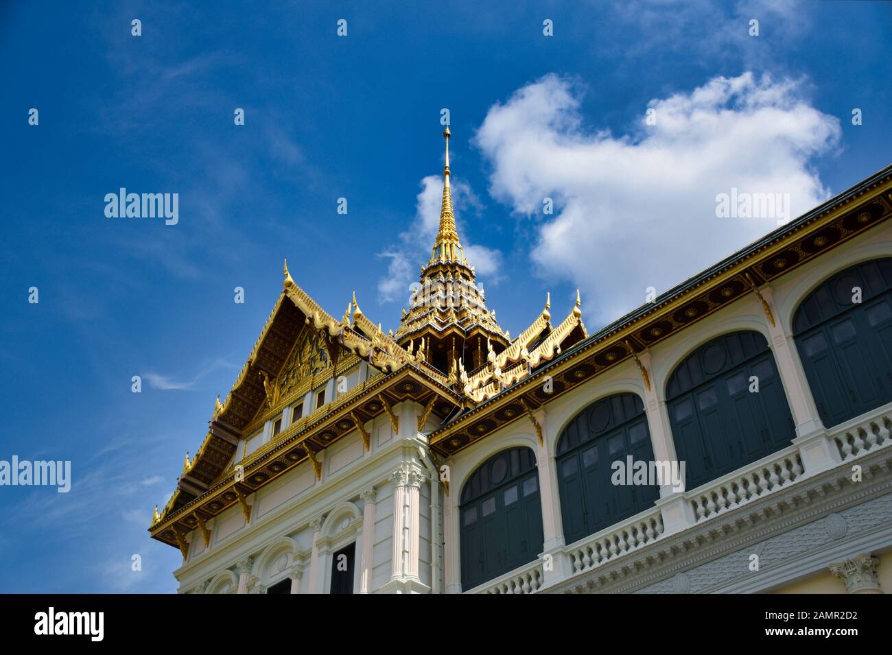Merkmale der traditionellen thailändischen Architektur, die von Künstlern geschaffen wurde, die ihre Vorstellungskraft in die Wirklichkeit verwandeln. Detaillierte, goldene, steil abfallende Ziegeldächer, Stockfoto