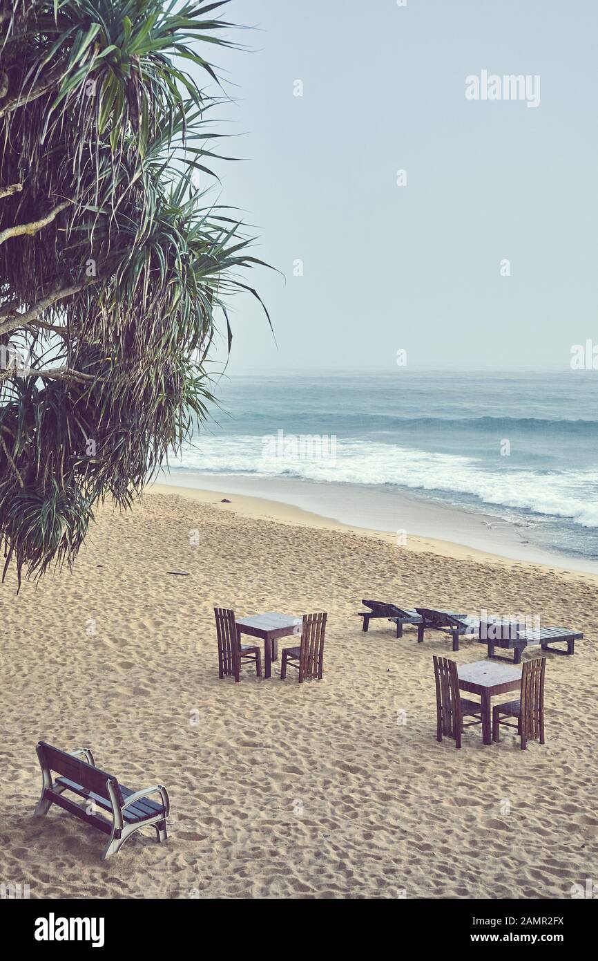 Leerer Strand an einem regnerischen Tag, Farbtonierung angewendet. Stockfoto