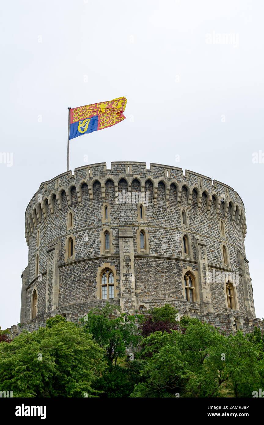 Strumpfband Tag, Schloss Windsor, Berkshire, Großbritannien. 17 Juni, 2013. Eine super Größe Royal Standard auf der Runde Turm fliegt. Credit: Maureen McLean/Alamy Stockfoto