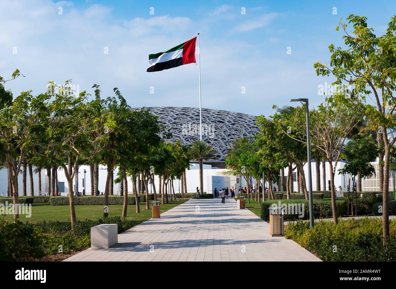 Abu Dhabi, Vereinigte Arabische Emirate - 20. Dezember 2019: Louvre Museum in Abu Dhabi Außenansicht und Eingang mit charakteristischer Architektur an einem sonnigen Tag Stockfoto