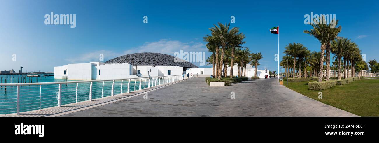 Abu Dhabi, Vereinigte Arabische Emirate - 20. Dezember 2019: Panoramaaussicht im Louvre in Abu Dhabi außen und Eingang mit charakteristischer Architektur Stockfoto