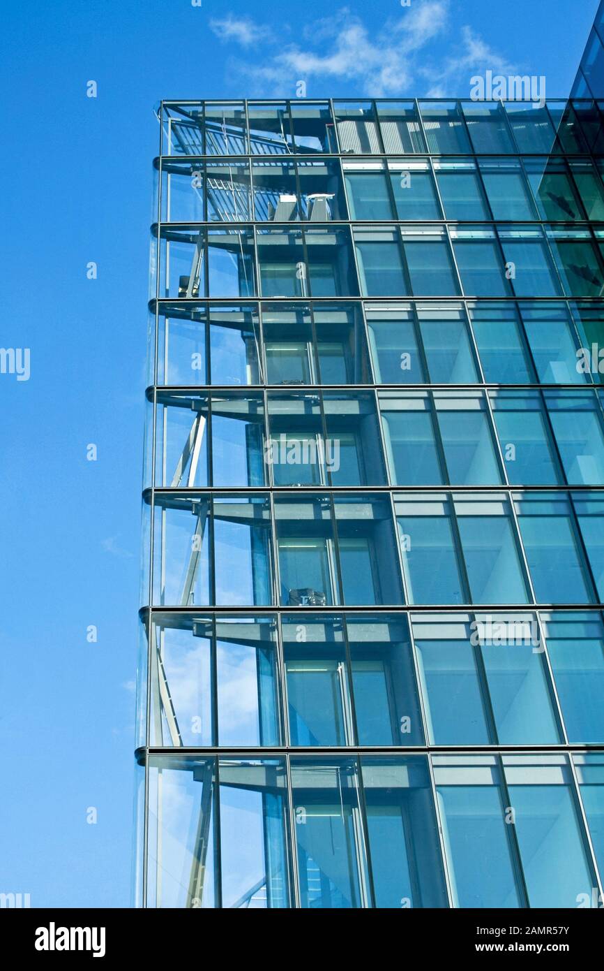 Flaches und dünnes Gebäude aus Glas Stockfoto