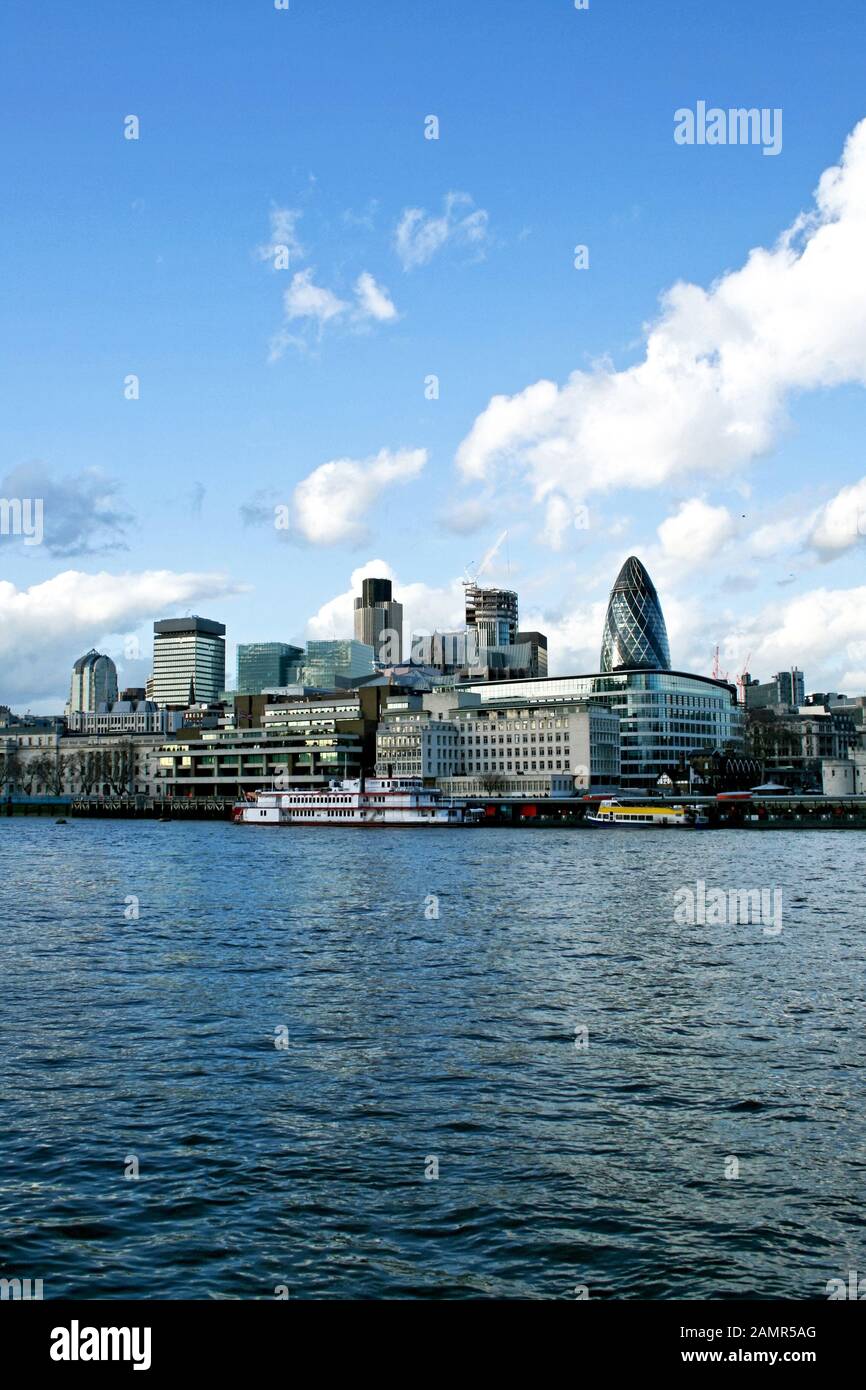 Berühmte Wahrzeichen der Stadt London von der Themse Stockfoto