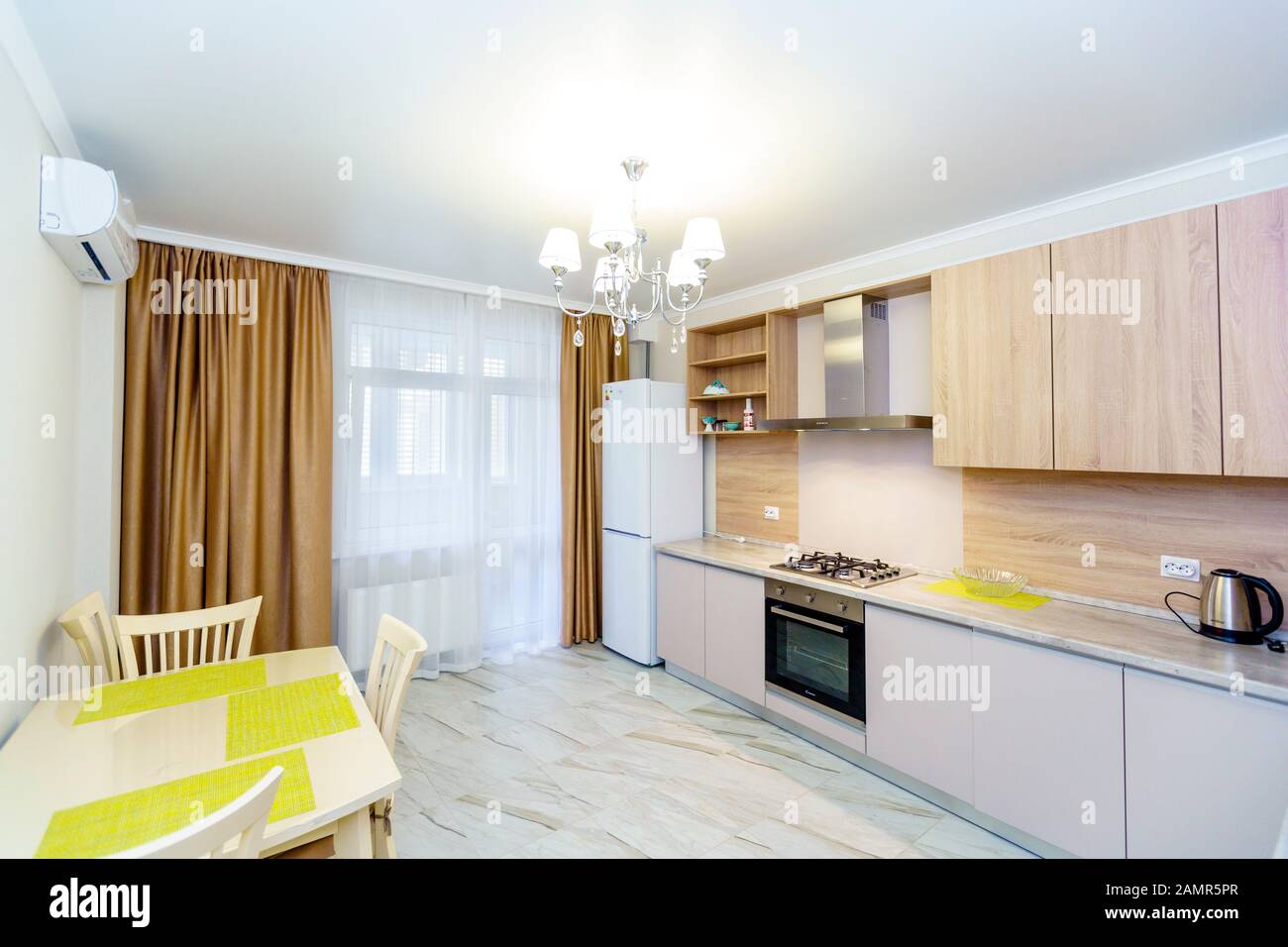 Papier Tapeten an der Wand vertikale und horizontale blaue Streifen unterschiedlicher Sättigung. Textureinheiten von Flachs. Als Hintergrund verwendet werden. Stockfoto