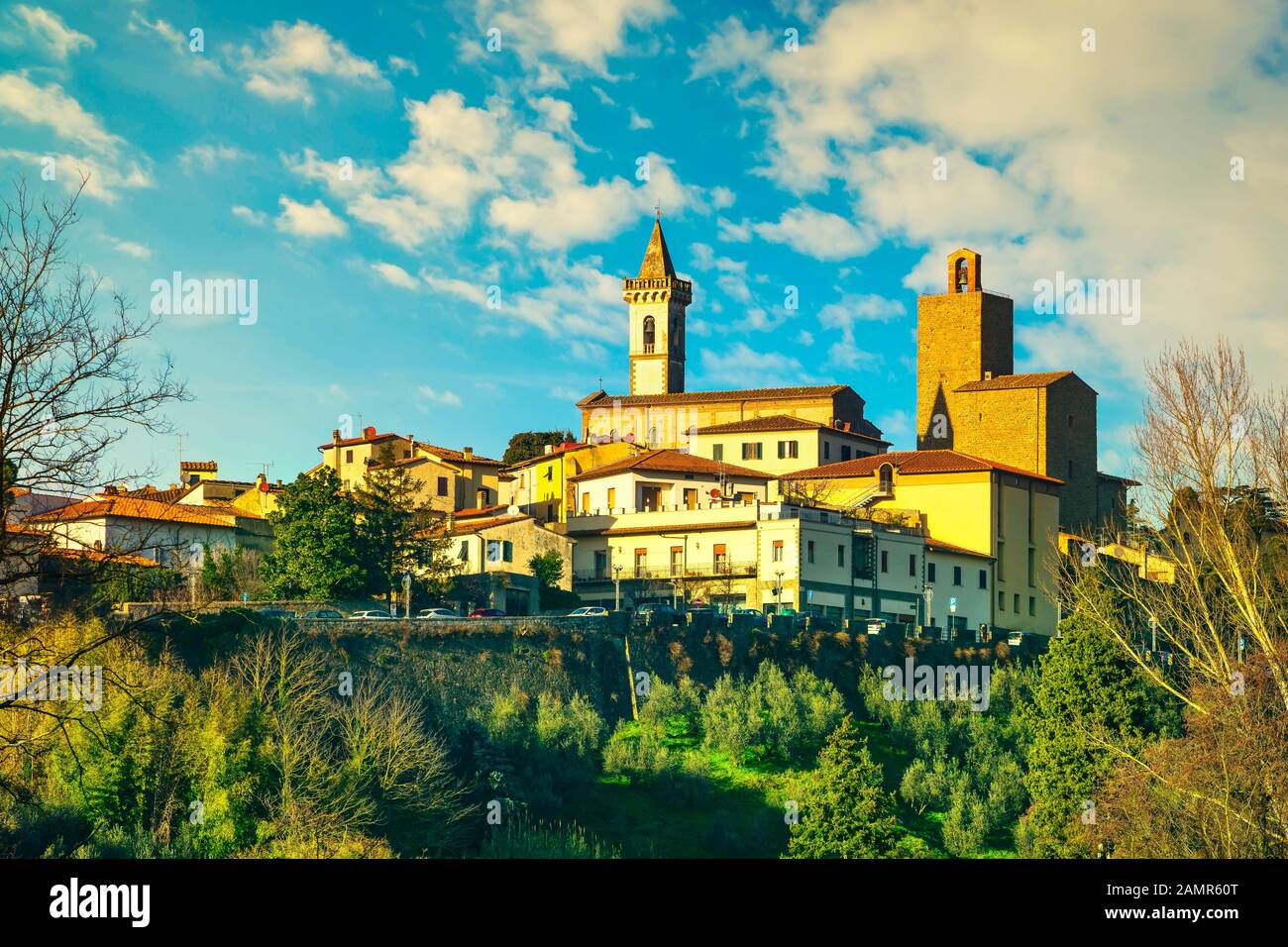Vinci, Leonardo Geburtsort, Dorf Skyline und Olivenbäumen bei Sonnenuntergang. Florenz, Toskana Italien Europa. Stockfoto