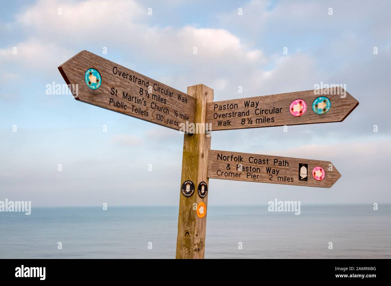 Wegzeichen und Wegweiser für den Overstrand Circular Walk, Norfolk Coast Path & Paston Way in Norfolk. Stockfoto