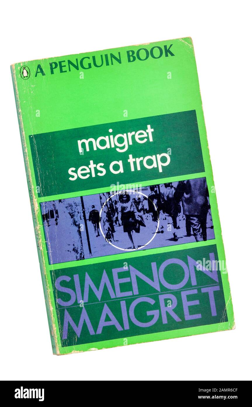 Eine grüne Taschenbuch-Penguin-Kriminalkopie von Maigret Setzt eine Falle von Georges Simenon. Erstmals veröffentlicht im Jahre 1955, als Maigret un piège neigt. Stockfoto