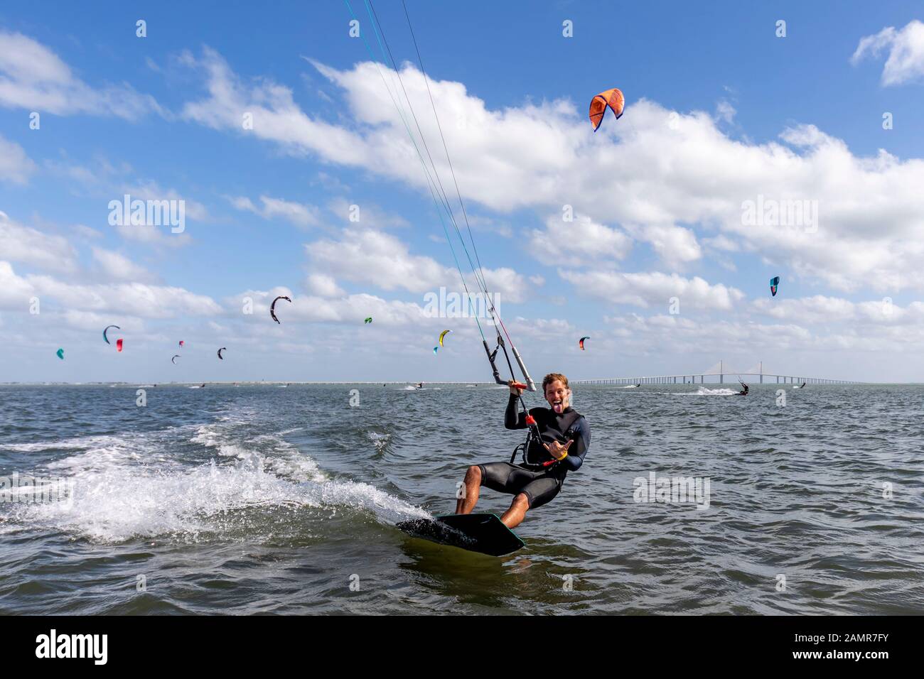 Spaß Tag Kitesurfen/Kiteboarding in Florida an einem windigen Winter am Nachmittag. Stockfoto