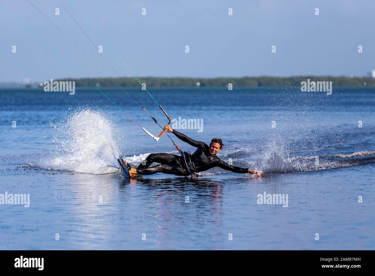 Kitesurfer demonstriert eine Ferse Seite trick Technik ziehen beim Surfen auf das Achterwasser Bucht von Tampa DeSoto East Beach. Stockfoto