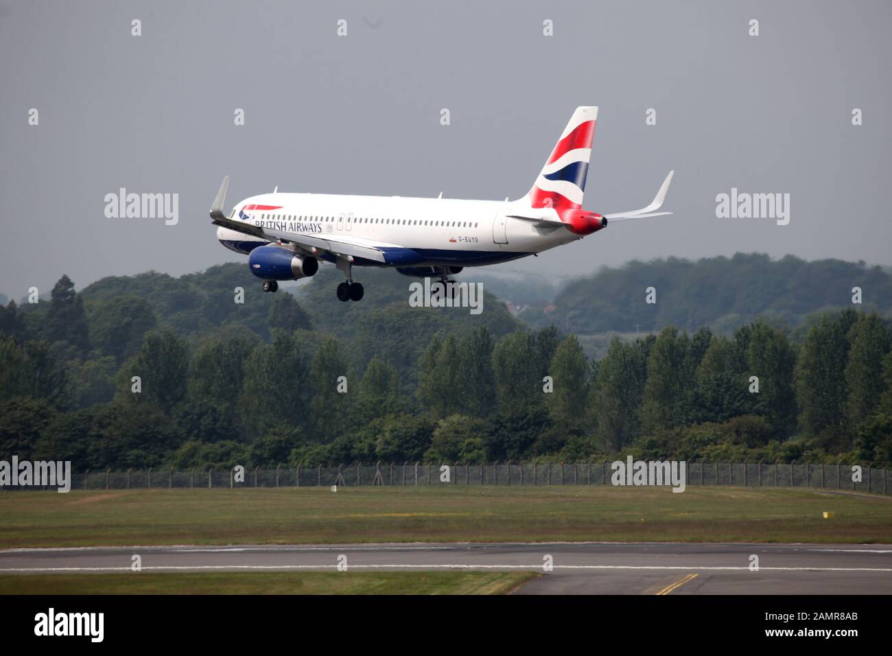 British Airways Airbus A320-232 G-EUYO kurz vor dem Berühren der Landebahn am Flughafen Edinburgh Stockfoto