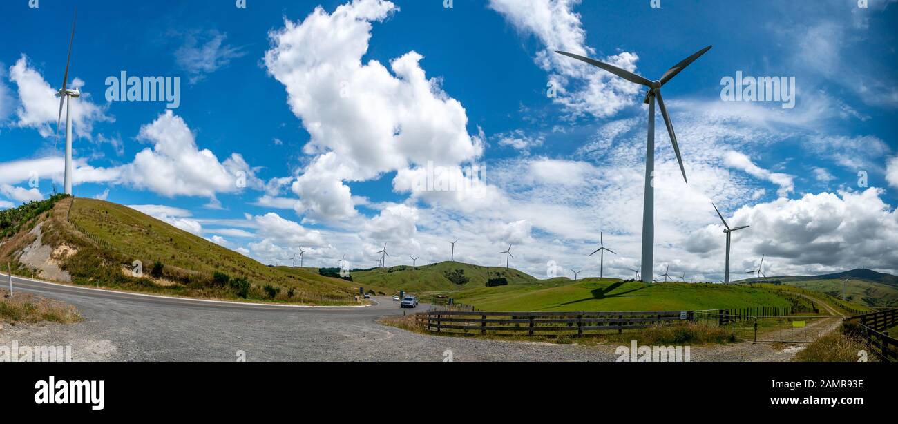 Panoramablick auf die ländliche Bauernhofweide von Hügeln und Tälern mit Windkraftanlagen auf den Gipfeln Stockfoto