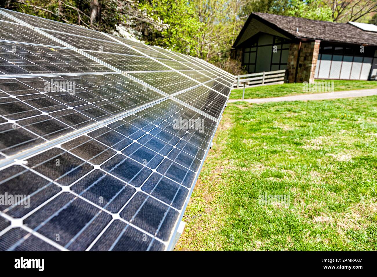 Horizontaler Schuss von Solaranlagen neben einem Besucherzentrum im Great Smoky Mountains National Park. Stockfoto