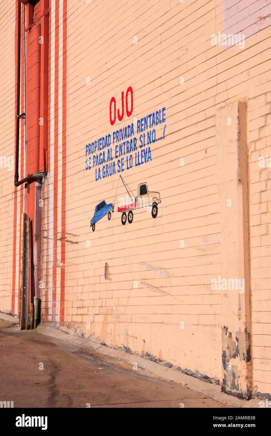 Einfaches Kunstwerk für OJO-Schleppgesellschaft an der Wand seines Geschäfts in der US-mexikanischen Grenzstadt Nogales, AZ Stockfoto