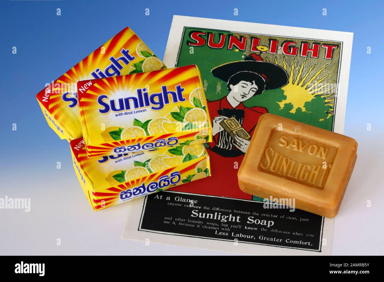 Beispiele für alte und neue Bars von Sonnenlichtseife und ein altes Marketingplakat für das Produkt. Das erste Mal produziert von Lever Brothers in Port Sunlight, Cheshire. Stockfoto