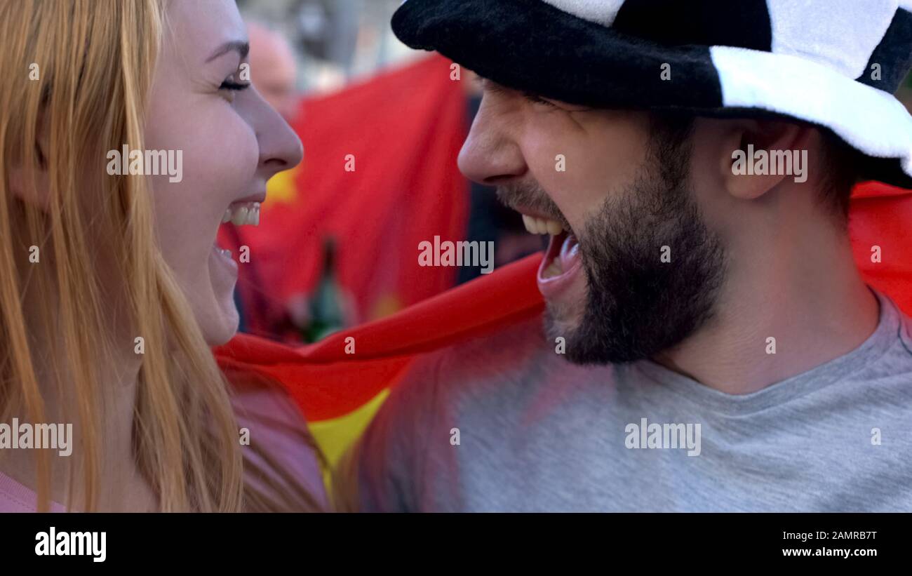 Aufgeregte Fußballfans schreien, unterstützen ihre Lieblingsmannschaft, Closeup Stockfoto