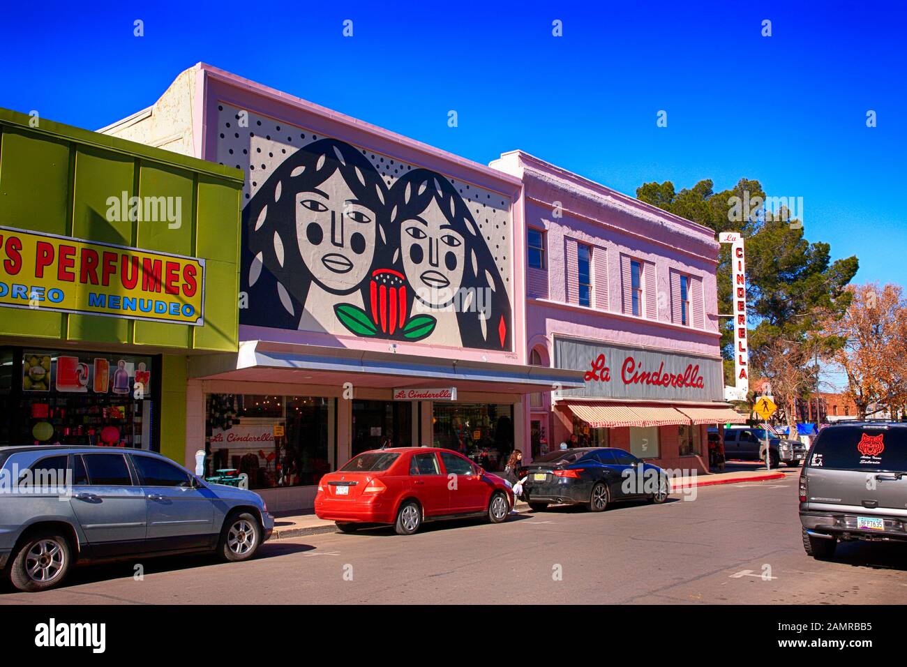 1950/60er Jahre architektonische Designgeschäfte entlang N Morley Ave in der US-mexikanischen Grenzstadt Nogales, AZ Stockfoto