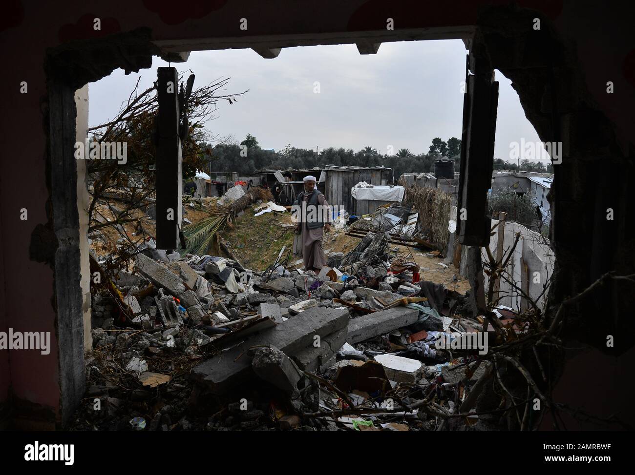 Gaza. Januar 2020. Der Palästinenser Hamouda Abu Amra inspiziert am 14. Januar 2020 sein zerstörtes Haus in Khan Younis im südlichen Gazastreifen. Abu Amras Haus wurde im November letzten Jahres bei einem israelischen Luftangriff zerstört. Es ist nicht das erste Mal, dass sein Haus von israelischen Flugzeugen bombardiert wird. Sie wurde während der großen israelischen Militäroffensive, die 2009, 2012 und 2014 auf dem Gazastreifen stattfand, dreimal zerstört. Kredit: Rizek Abdeljawad/Xinhua/Alamy Live News Stockfoto