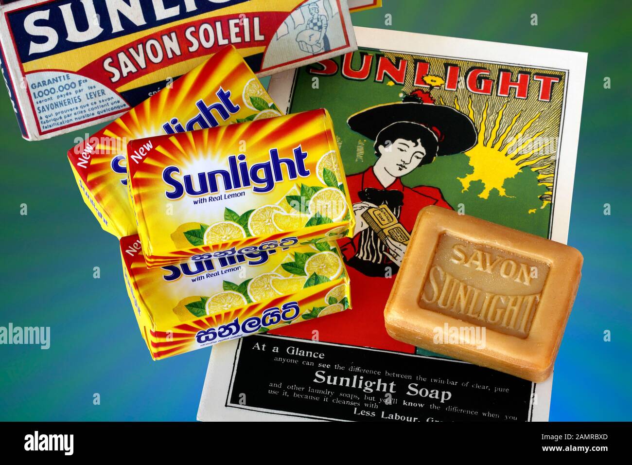 Beispiele für alte und neue Bars von Sonnenlichtseife und ein altes Marketingplakat für das Produkt. Das erste Mal produziert von Lever Brothers in Port Sunlight, Cheshire. Stockfoto