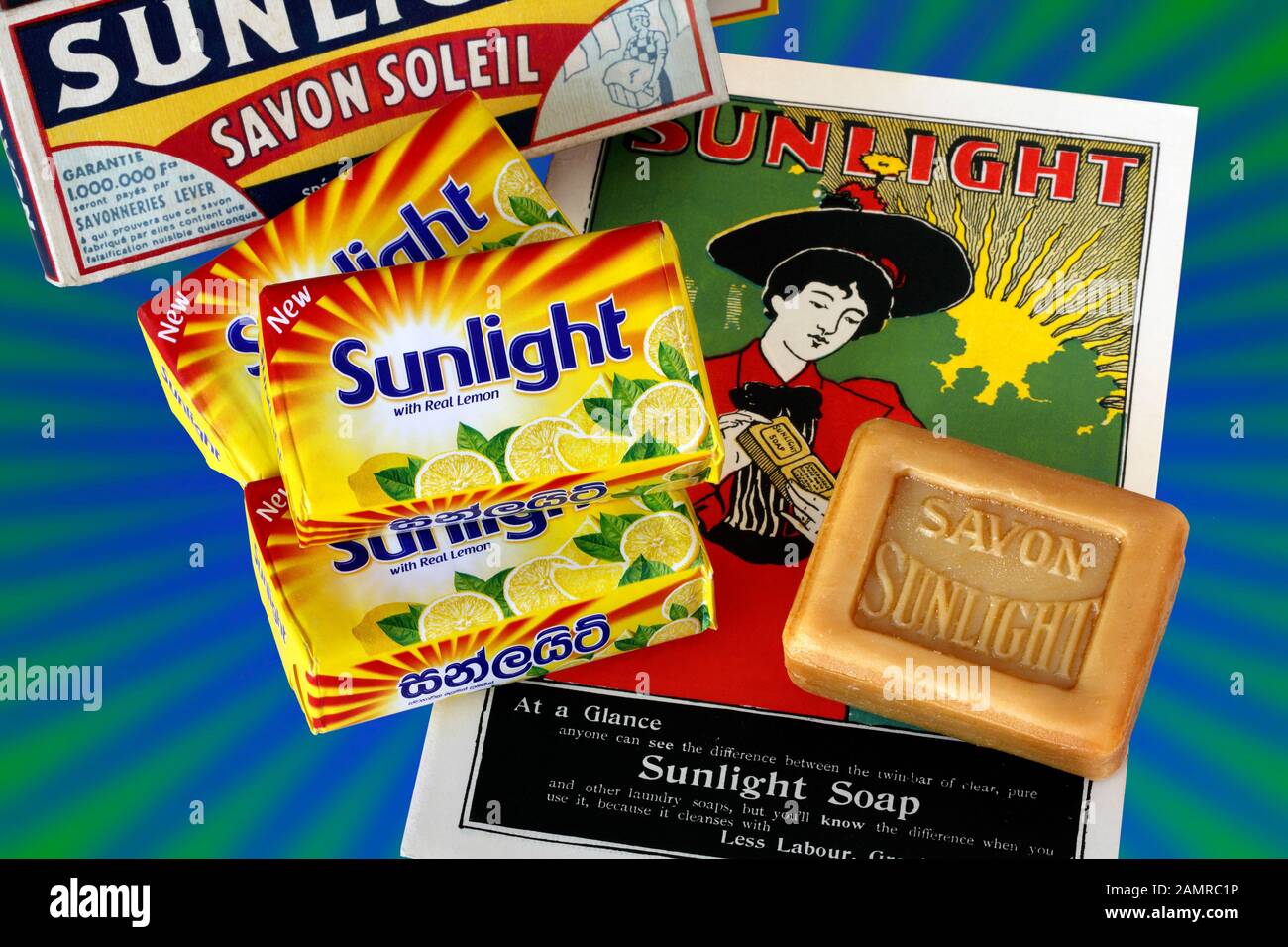 Beispiele für alte und neue Bars von Sonnenlichtseife und ein altes Marketingplakat für das Produkt. Das erste Mal produziert von Lever Brothers in Port Sunlight, Cheshire. Stockfoto