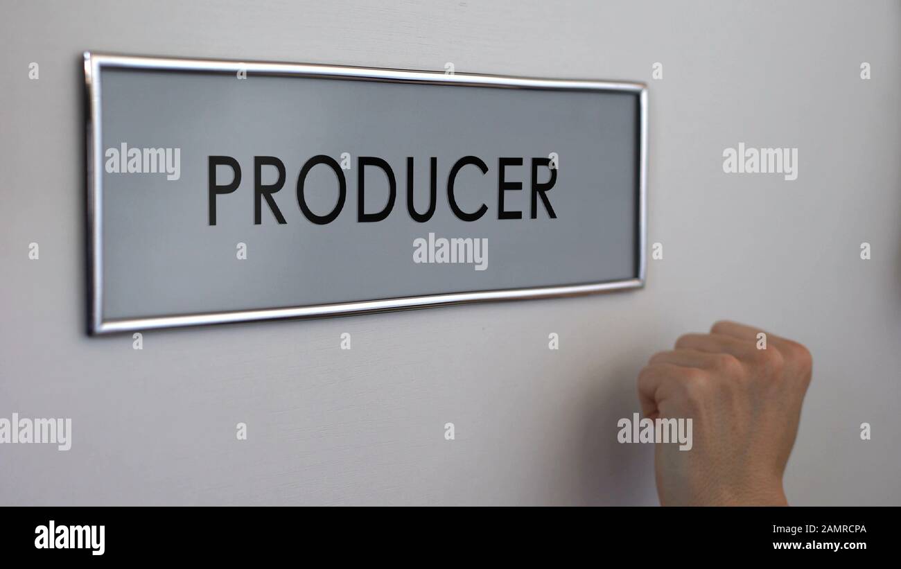 Bürotür des Produzenten, Handklopfen, Fernsehen und Radio Stockfoto