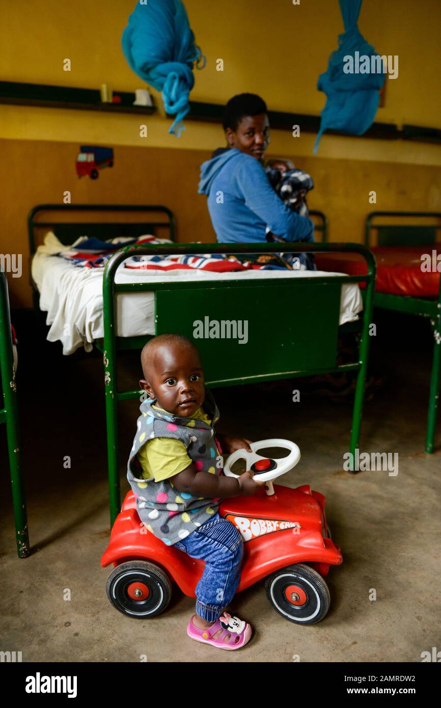 Ruanda, Butare, Gesundheitszentrum Gikonko, Junge mit Plastikspielzeug Bobby Car Stockfoto