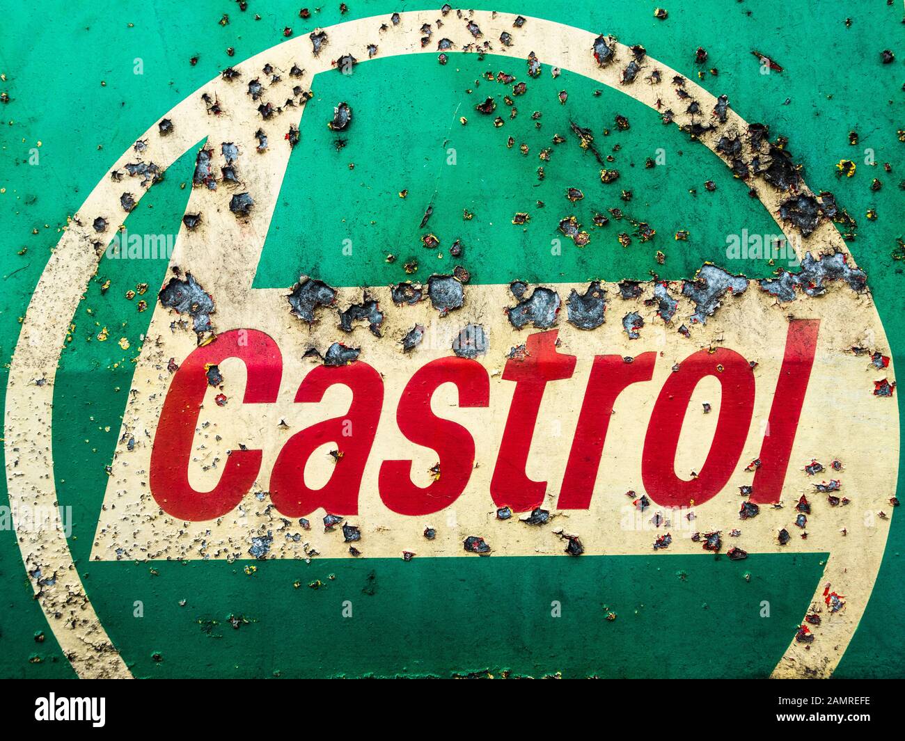 Castrol Oil Logo auf Werkstatttür in Spanien Stockfoto