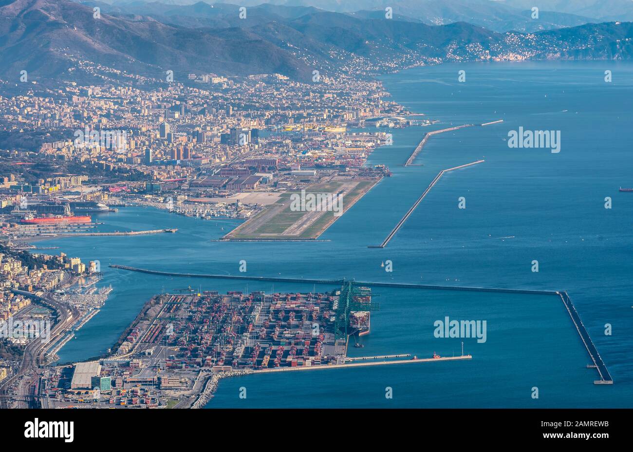 Genua (Genova), Ligurien, Italien: Luftaufnahme der Stadt, Hafen, Dam, Meer, Cristoforo Colombo Flughafen Landebahn, Container Shipping Terminal, Pra, Voltri Stockfoto