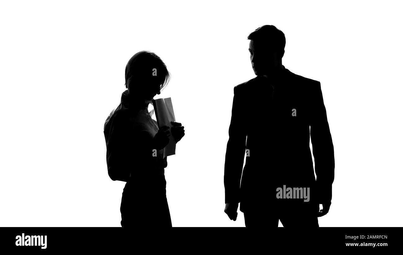 Schwarz-weißer Chef schreit wegen Fehlern in Dokumenten auf seine Sekretärin Stockfoto